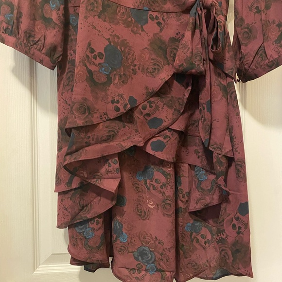 Torrid Wrap Tunic Burgundy Floral/Skull Georgette Size 1 - Picture 3 of 9